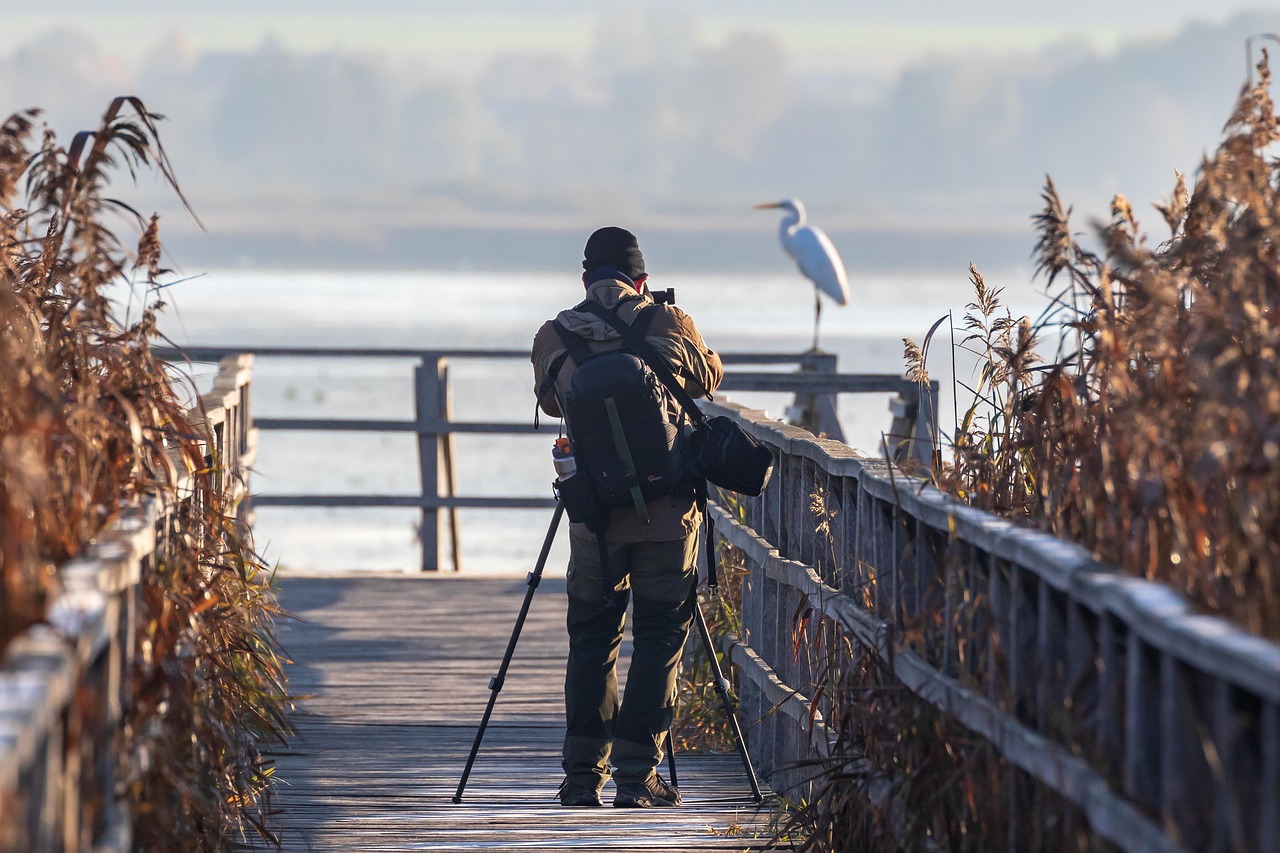 Ruhiger Beobachtungspunkt an einer europäischen Brücke mit Skizzen und Notizbuch